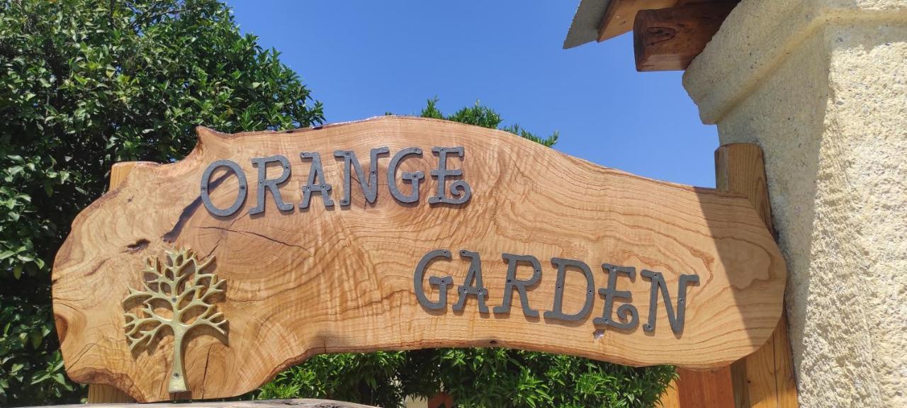 Orange Garden Loft Apartment กาลาเนรา ภายนอก รูปภาพ