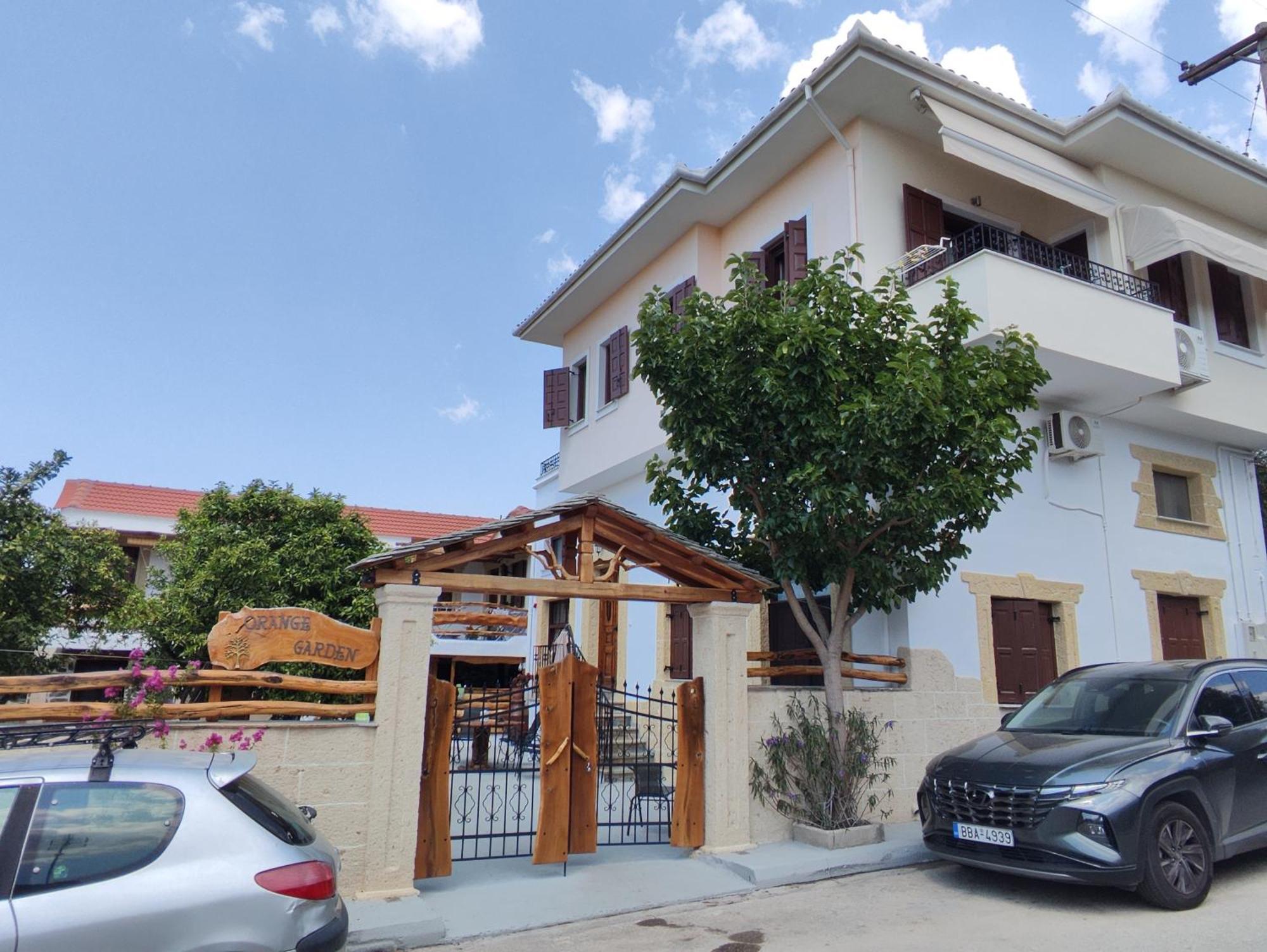 Orange Garden Loft Apartment กาลาเนรา ภายนอก รูปภาพ